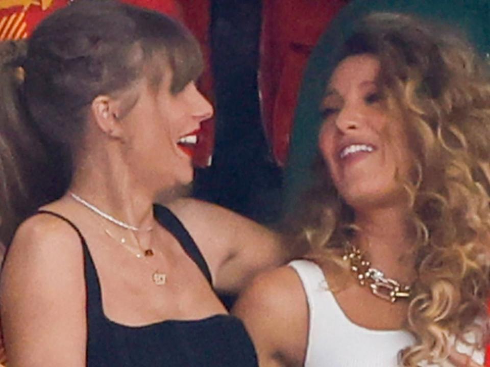 Taylor Swift fieberte mit Freundin Blake Lively in der VIP-Loge mit - und sorgte für süße modische Highlights. (Bild: IMAGO/UPI Photo)