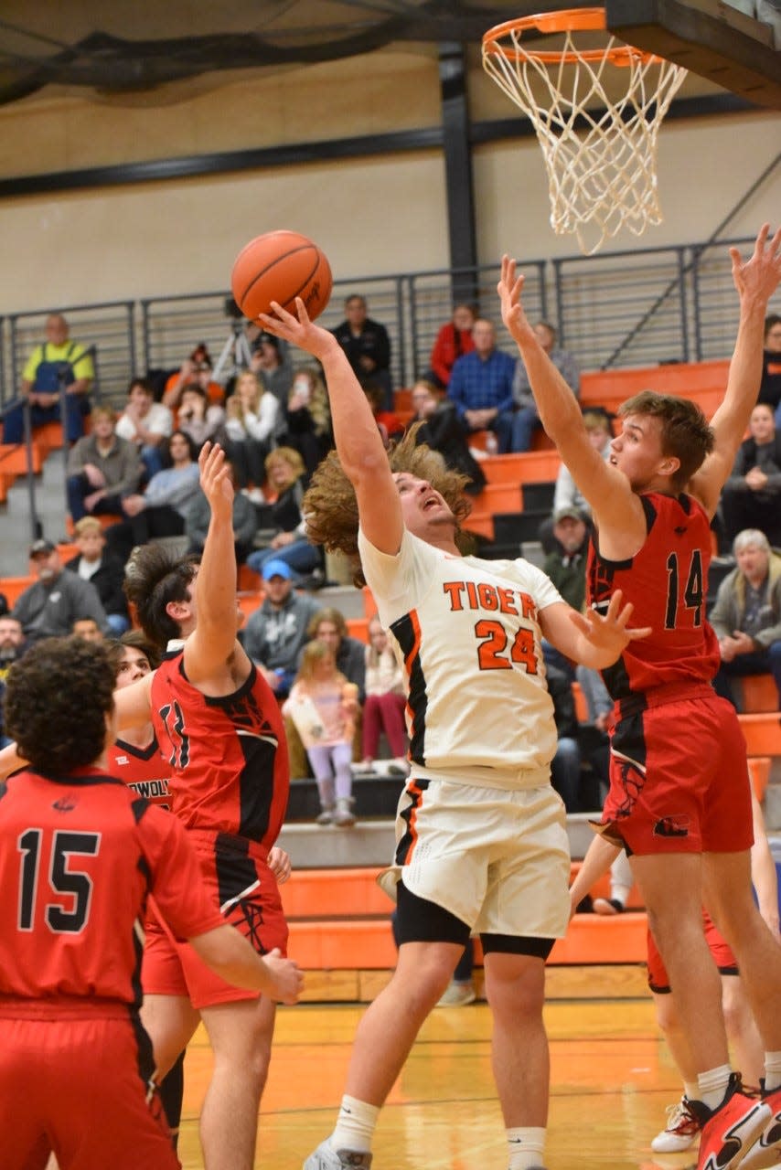 Dasten Strodtman scores inside for Hudson against Clinton Tuesday night.