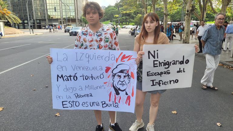 Jóvenes argentinos y venezolanos se hicieron presente en la marcha, en Retiro
