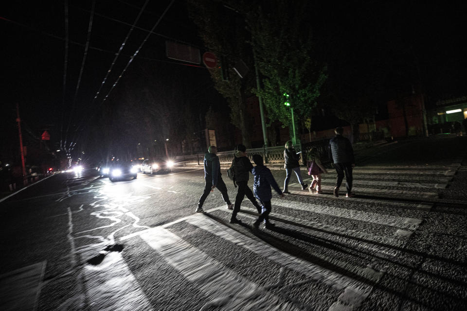 Rusia está atacando las centrales eléctricas, dejando sin electricidad a la población ucraniana. (Photo by Metin Aktas/Anadolu Agency via Getty Images)