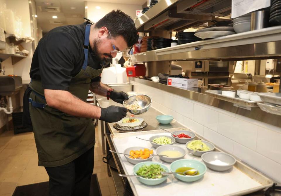 El chef peruano Fabrizio Garofolin prepara Hummus de Aguacate con Langosta de Maine, un plato que combina sabores de la cocina mediterránea y californiana en Aba Restaurant, en Bal Harbour Shops, Miami Beach.