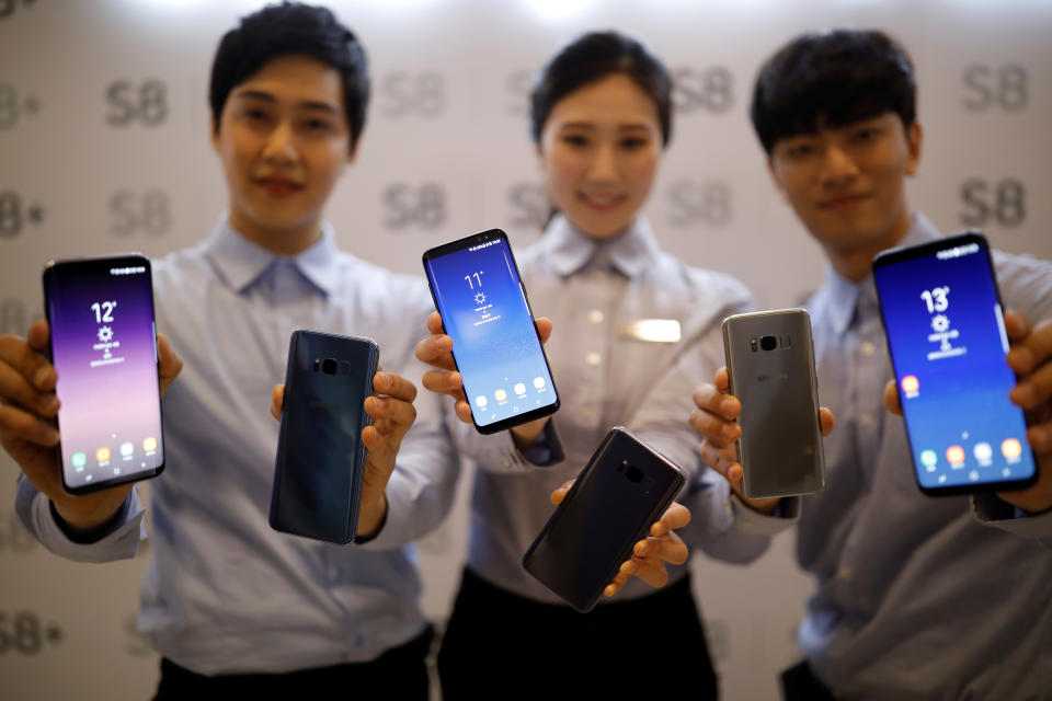 Models pose with Samsung Electronics’ Galaxy S8 smartphones during a media event at a company’s building in Seoul, South Korea, April 13, 2017. REUTERS/Kim Hong-Ji