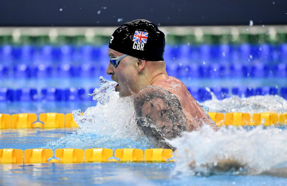 ARCHIVO - Adam Peaty compite en los 100 metros estilo pecho del campeonato europeo de natación en Budapest, en esta foto de archivo del 18 de mayo de 2021. (Tamas Kovacs/MTI vía AP, archivo)