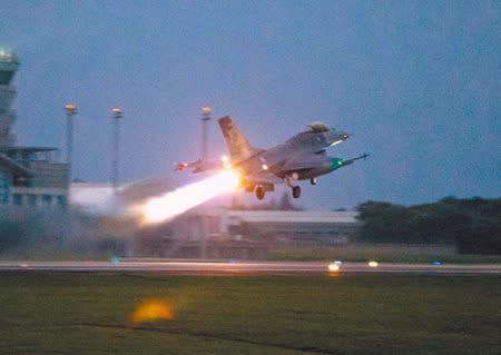 空軍恢復「跨子夜飛行訓練」，圖為5聯隊F-16V戰機進行夜航緊急起飛訓練。(國防部提供)