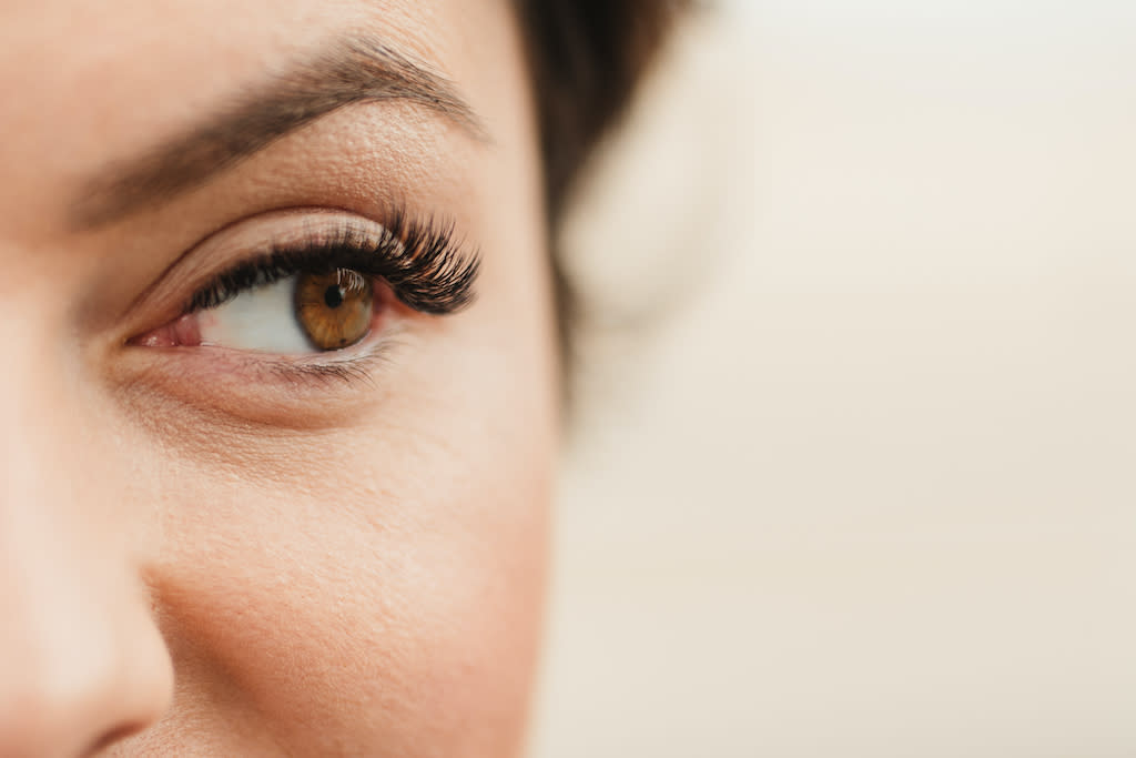 Prendre soin de ses cils est primordial. Pour y arriver, on ajoute dans sa trousse beauté un sérum. (Photo : Getty Images)