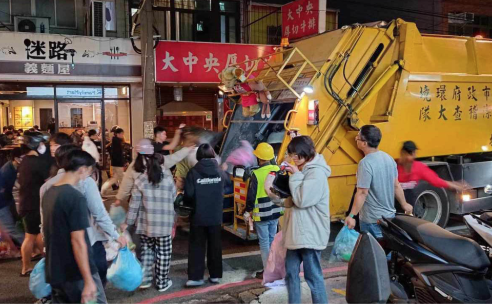 台灣的垃圾車文化，與捷克社區提供公共大型垃圾桶大不同。圖／馬瑞克　提供