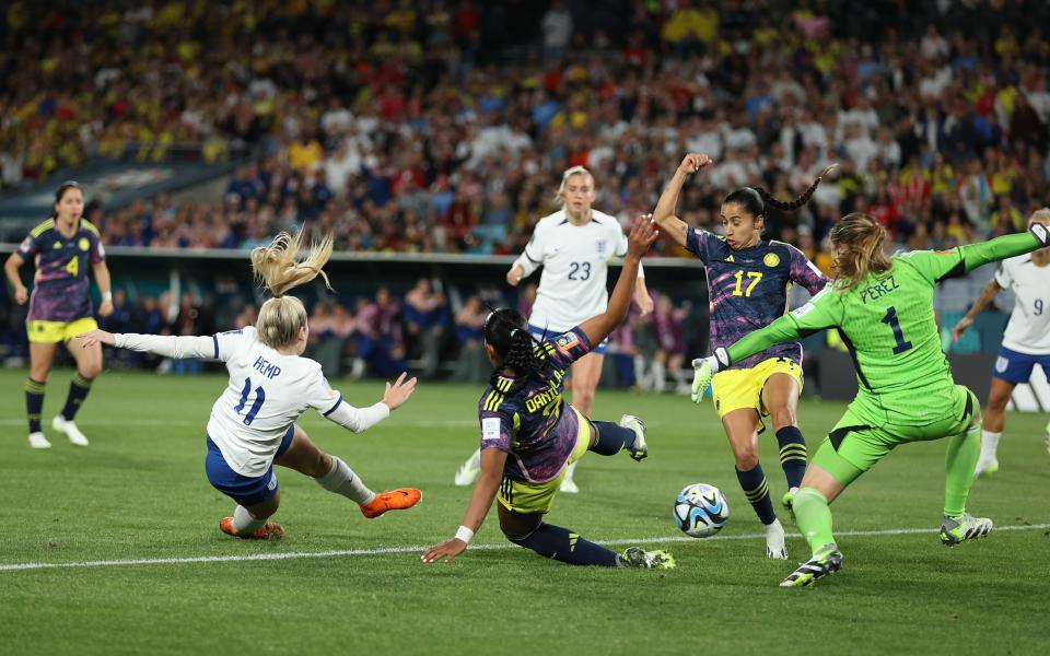 Lauren Hemp of England shoots whilst under pressure from Daniela Arias and Carolina Arias