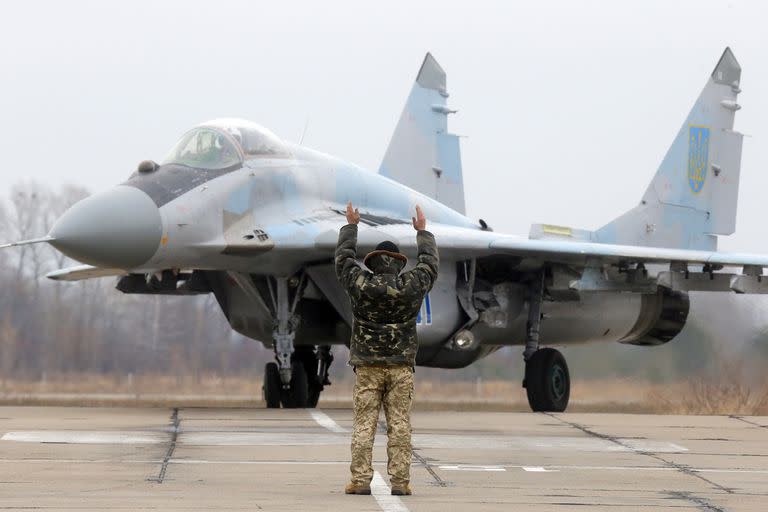Un avión de combate MIG-29 ucraniano está estacionado en la base aérea Vasilkov en las afueras de Kiev, Ucrania