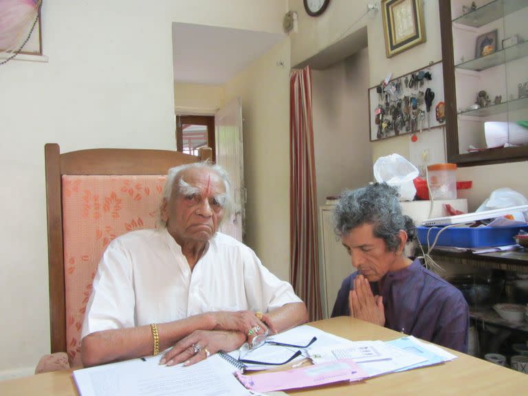 Hugo Cárdenas junto a  B.K.S. Iyengar, en Pune India.