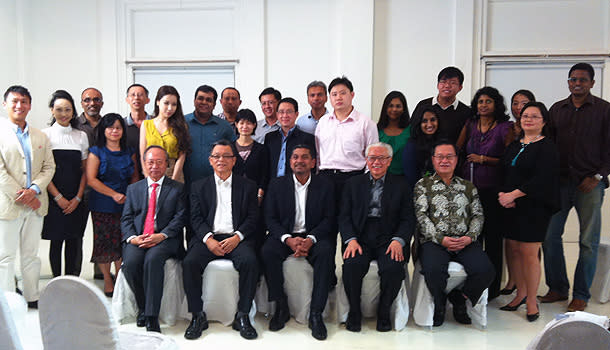 The four Presidential candidates with the dialogue participants and organisers. (Yahoo! photo)