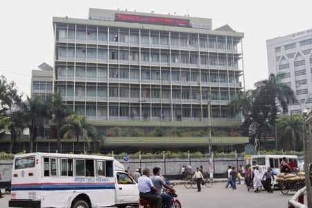 Commuters pass by the front of the Bangladesh central bank building in Dhaka March 8, 2016. REUTERS/Ashikur Rahman