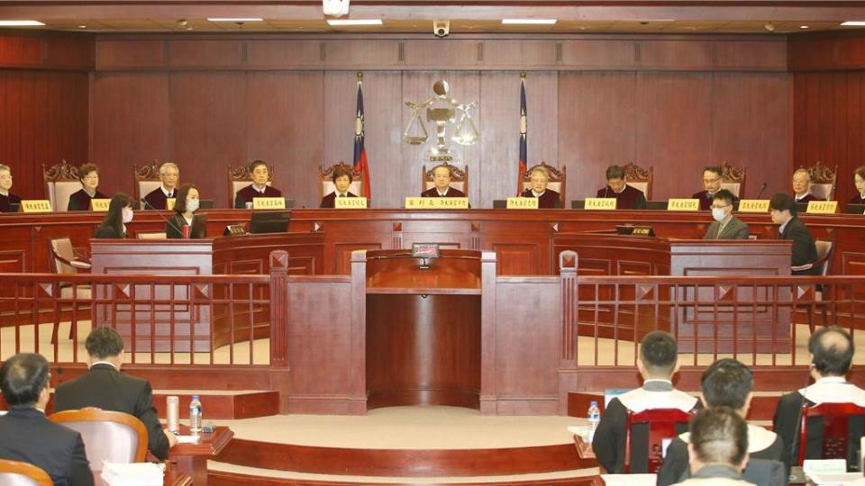 憲法法庭開庭審理死囚釋憲案，台灣死刑存廢成為焦點，但被質疑少數人意見凌駕多數民意，程序不正義。（杜宜諳攝）