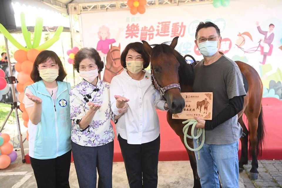 嘉義市樂齡健康訓練場，體驗馬術騎乘，豐富長輩的生命。（記者湯朝村攝）