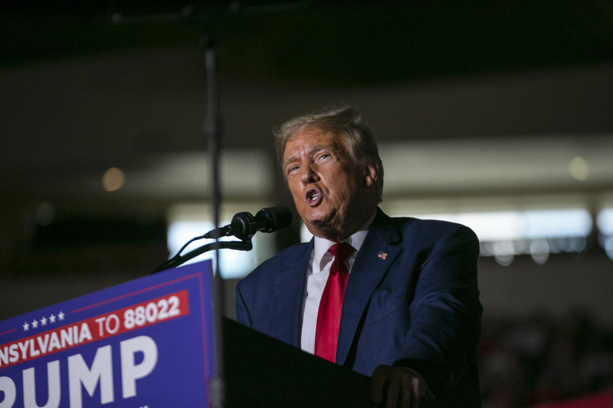 El expresidente Donald Trump pronuncia un discurso ante la multitud la Cumbre de Acción Estudiantil organizada por Turning Point USA en West Palm Beach, Florida, el 15 de julio de 2023. (Saul Martinez/The New York Times).