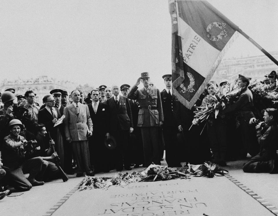 El general Charles de Gaulle saluda a la bandera tricolor tras colocar una corona sobre la Tumba del soldado desconocido junto al Arco del Triunfo, el 28 de agosto de 1944. (Foto: Andrew Lopez / AP).