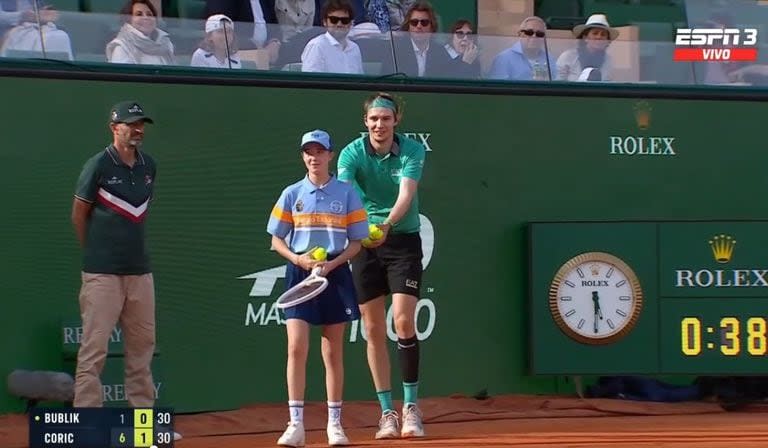 Alexander Bublik y una incómoda situación con una ballgirl en Montecarlo