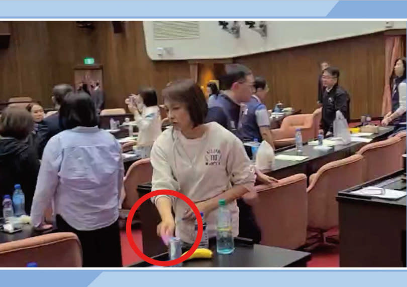 翁曉玲拍攝的畫面中，顯示邱議瑩正在拿走藍委座位上的表決卡，當時藍委正在議場主席台上。（圖/國民黨團提供）