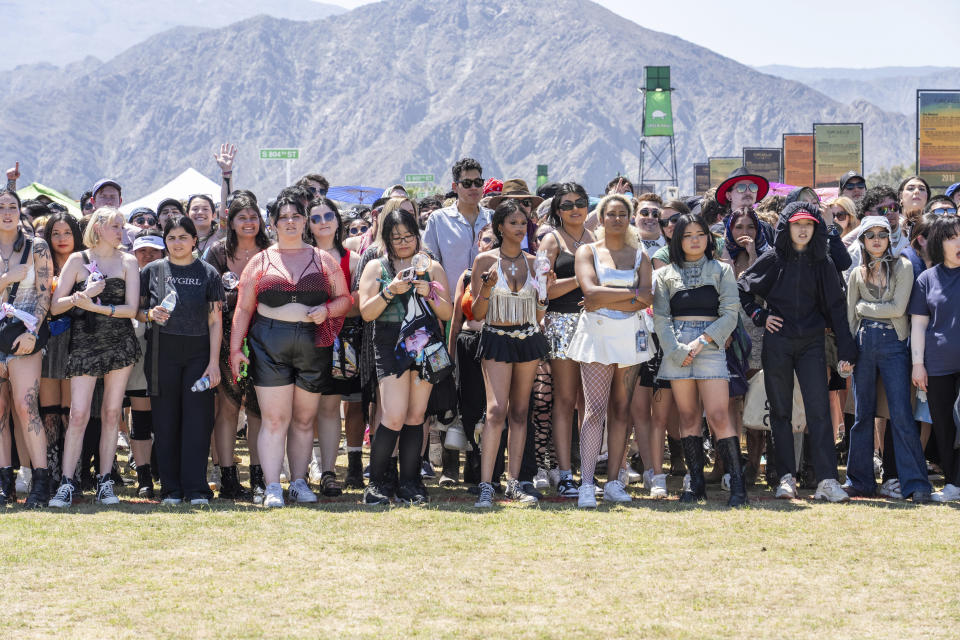 Asistentes al Festival de Música y Artes del Valle de Coachella en el Empire Polo Club el domingo 14 de abril de 2024, en Indio, California. El Servicio de Ciudadanía e Inmigración de los Estados Unidos (USCIS, por sus siglas en inglés) ha instituido un aumento del 250% en la tarifa de la visa para músicos internacionales que se presentan en EE.UU. (Foto Amy Harris/Invision/AP)