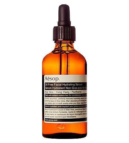 <h3>COSMO Angel推薦：Aesop 無油保濕精華露，100ml，NT. 1,900元</h3> <p>任何膚質都適用的無油保濕精華具超強效滋潤作用，比起市面上其他品牌的面霜、膠狀或乳液的質地還更清爽，能清爽的滋潤肌膚，還具有鎮靜及強力的抗氧化功效，此精華完全不含矽的成份，有效的成份能快速發揮作用且不會阻塞毛細孔，於清潔及化妝水之後使用，最適合生活在濕熱及空氣污染環境者使用。</p> <cite>Aesop`</cite>