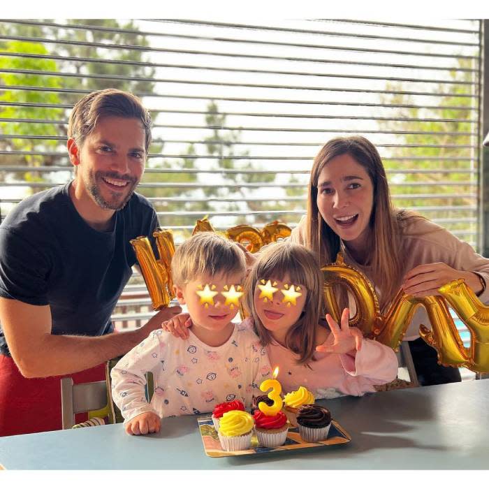 Marc Clotet y Natalia Sánchez celebrando un cumpleaños