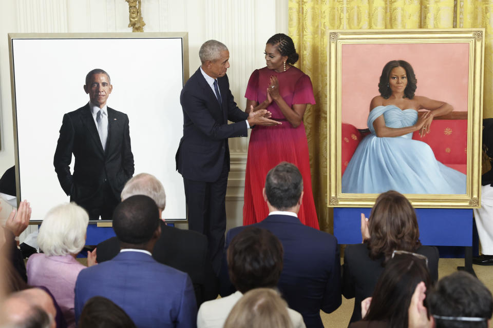 El expresidente estadounidense Barack Obama (2009-2017) y la ex primera dama Michelle Obama revelaron este miércoles en la Casa Blanca sus retratos oficiales, que esperan que sirvan de inspiración para las nuevas generaciones. (Photo by Kevin Dietsch/Getty Images)