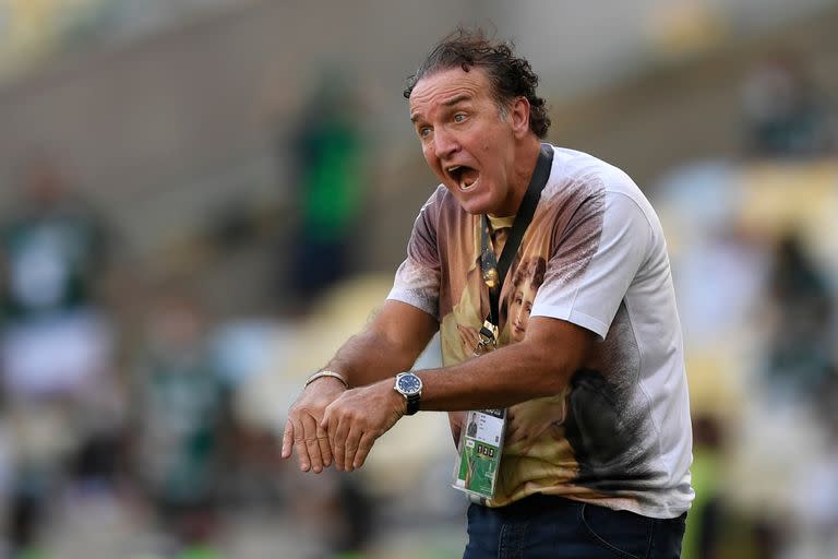 El entrenador Cuca del Santos de Brasil hace gestos a sus jugadores durante la final de la Copa Libertadores contra el Palmeiras de Brasil en el estadio Maracaná de Río de Janeiro, Brasil, el sábado 30 de enero de 2021