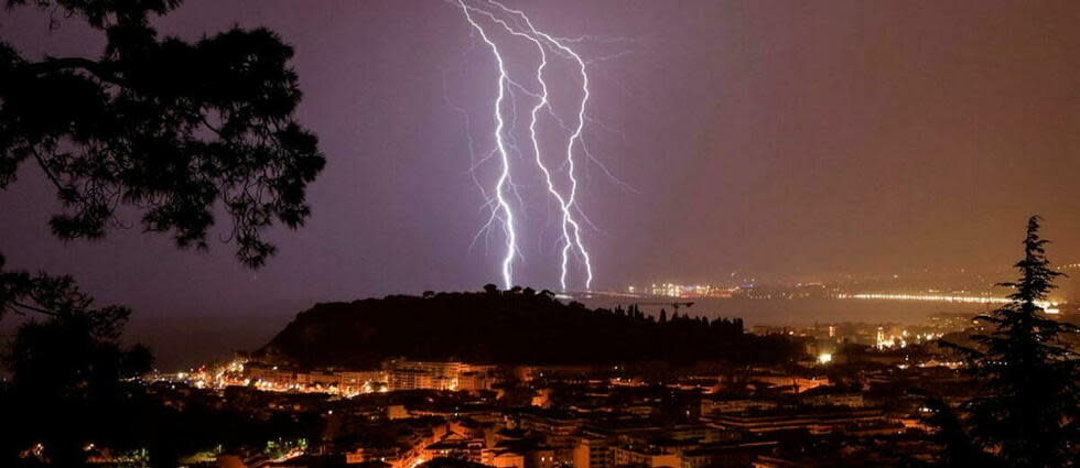 Les orages, ici au-dessus de la ville de Nice en septembre 2022, risquent d'être de plus en plus violents à l'avenir.  - Credit:VALERY HACHE / AFP