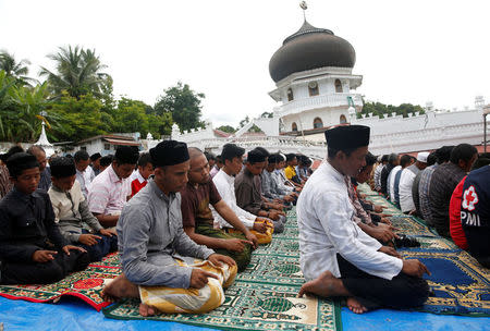Muslims attend Friday prayers at Jami Quba mosque which collapsed during this week's earthquake in Pidie Jaya, Aceh province, Indonesia December 9, 2016. REUTERS/Darren Whiteside