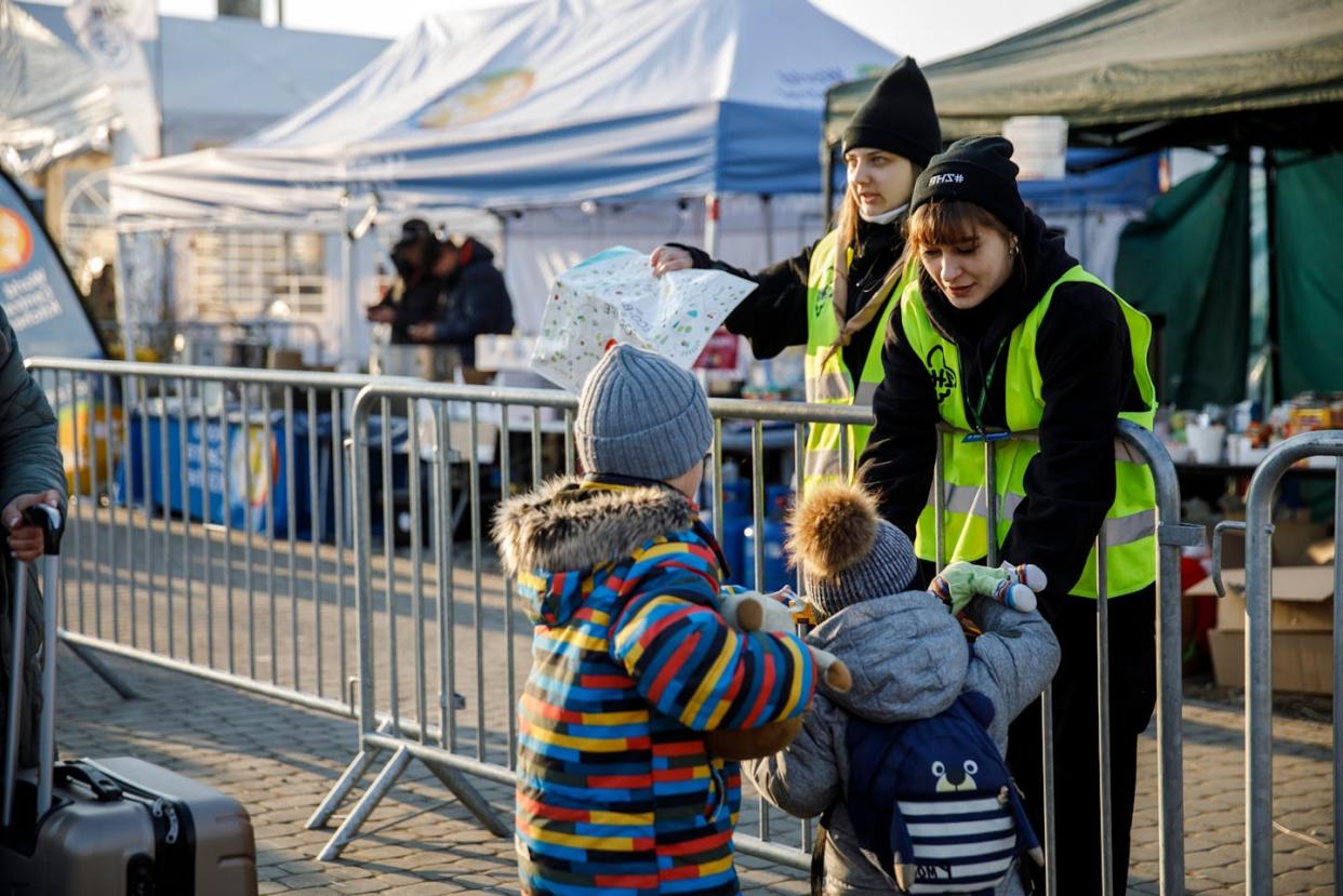 Voluntarias en el cruce fronterizo entre Polonia y Ucrania, en marzo de 2022. <a href="https://www.shutterstock.com/es/image-photo/border-crossing-point-medykaszegina-poland-13-2136398317" rel="nofollow noopener" target="_blank" data-ylk="slk:Konrad Kmiec / Shutterstock;elm:context_link;itc:0;sec:content-canvas" class="link ">Konrad Kmiec / Shutterstock</a>