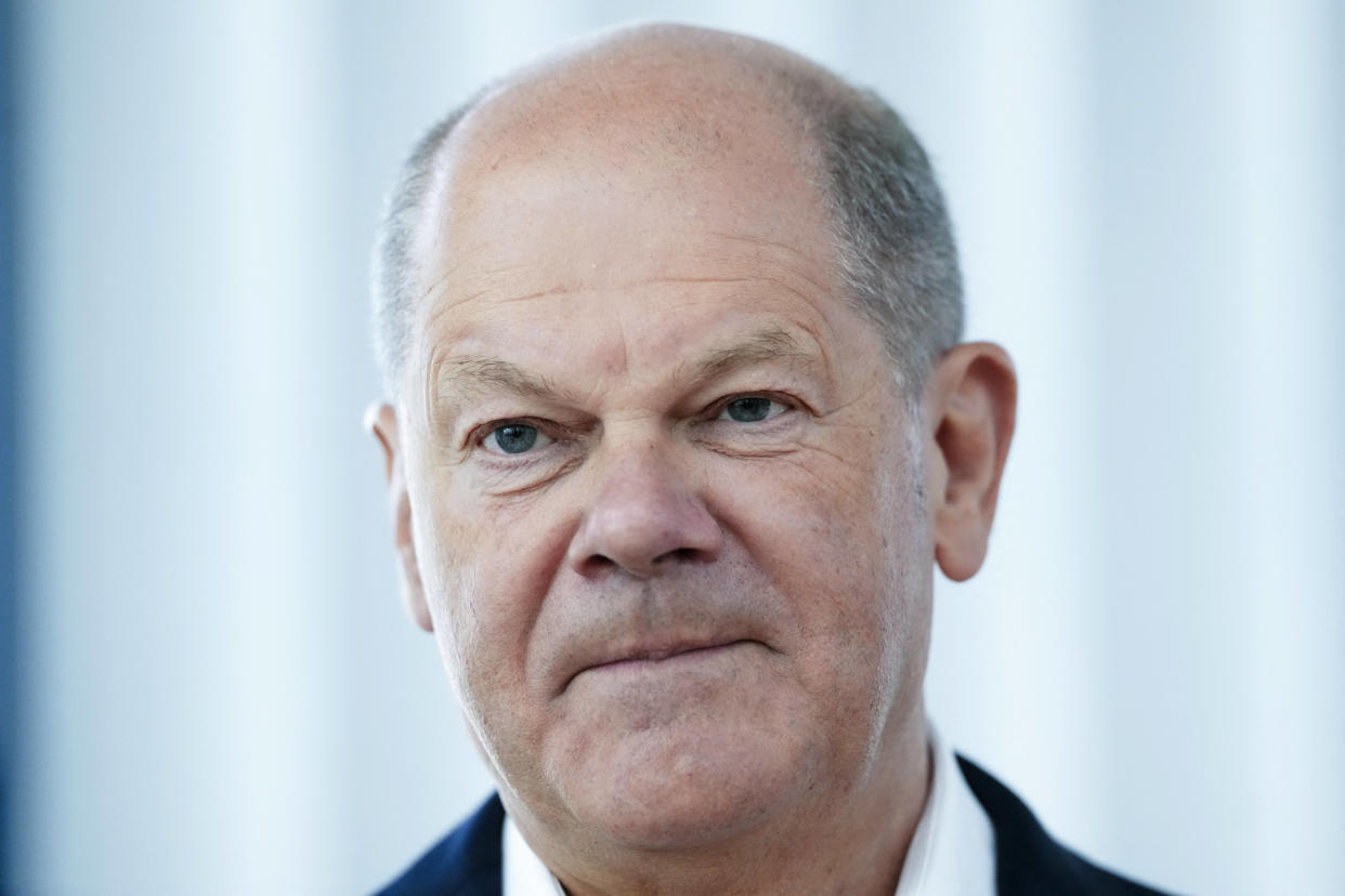 Le chancelier allemand Olaf Scholz arrive pour assister à une réunion avec la direction de son parti social-démocrate SPD au siège du SPD à Berlin, le 10 juin 2024, un jour après les élections du Parlement européen.