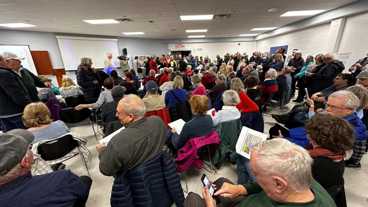 More than 100 people attended a public meeting on a proposed roundabout in Orléans Monday night. (Felix Desroches/Radio-Canada - image credit)
