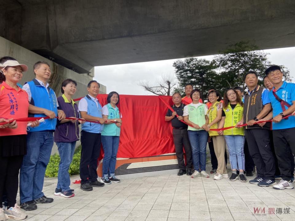 ▲參山處利用高鐵彰化站高架橋下空間，設置田中滑步車公園，有滑步車道、土丘遊戲場、沙坑遊戲場等設施，成了親子放電好去處。（圖／記者陳雅芳攝，2023.08.15）