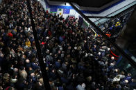 <p>La estación de metro Feria de Madrid, totalmente colapsada tras la invasión de los taxistas este jueves. (Foto: Susana Vera / Reuters). </p>