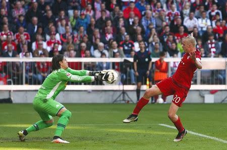 Football Soccer - Bayern Munich v Borussia Moenchengladbach - German Bundesliga - Allianz-Arena, Munich, Germany 30/04/16 - Borussia Moenchengladbach's Yann Sommer makes a save on Bayern Munich's Sebastian Rode's attack. REUTERS/Michaela Rehle