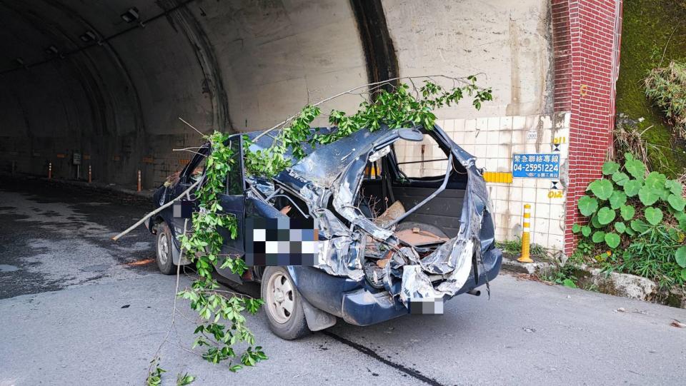 受花蓮地震影響，中橫便道19公里處3日1輛小客車後方遭落石擊中，車輛嚴重毀損。
（圖／和平警分局提供）
