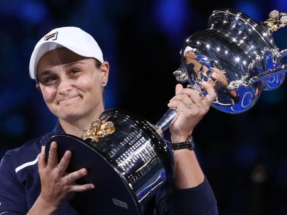 Ashleigh Barty poses with the Australian Open trophy (Getty)