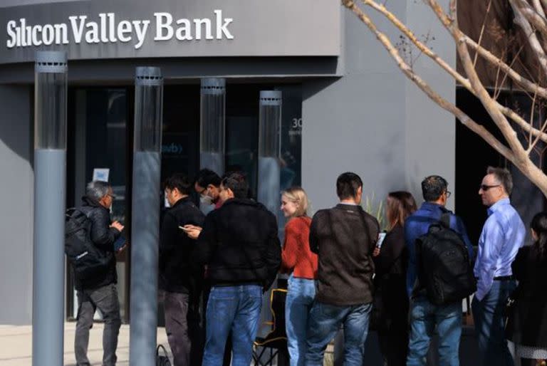 Clientes del SVB hacen cola en la puerta del banco