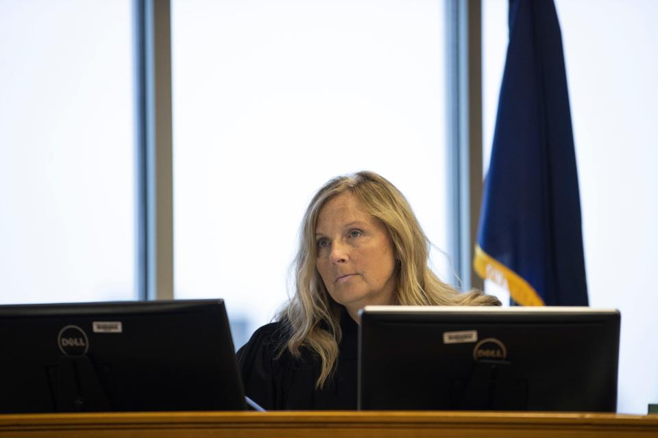 La jueza Audrey Broyles supervisa una audiencia de fin de jurisdicción en el juzgado del condado de Marion en Salem, Oregon, el jueves 26 de enero de 2023.