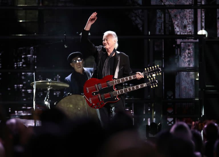 Jimmy Page sorprendió a la audiencia durante la ceremonia del Salón de la Fama del Rock and Roll, en el Barclays Center de Nueva York
(Andy Kropa/Invision/AP)