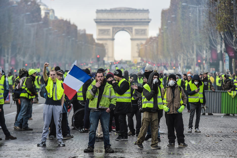 Des gilets jaunes sur les Champs-Elysées, à Paris, le 24 novembre 2018