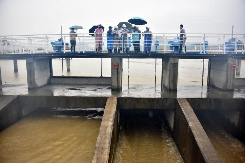 南台灣受到西南氣流影響，中央氣象局針對台南市、高雄市及屏東縣發布豪雨特報。（翻攝自陳其邁臉書）