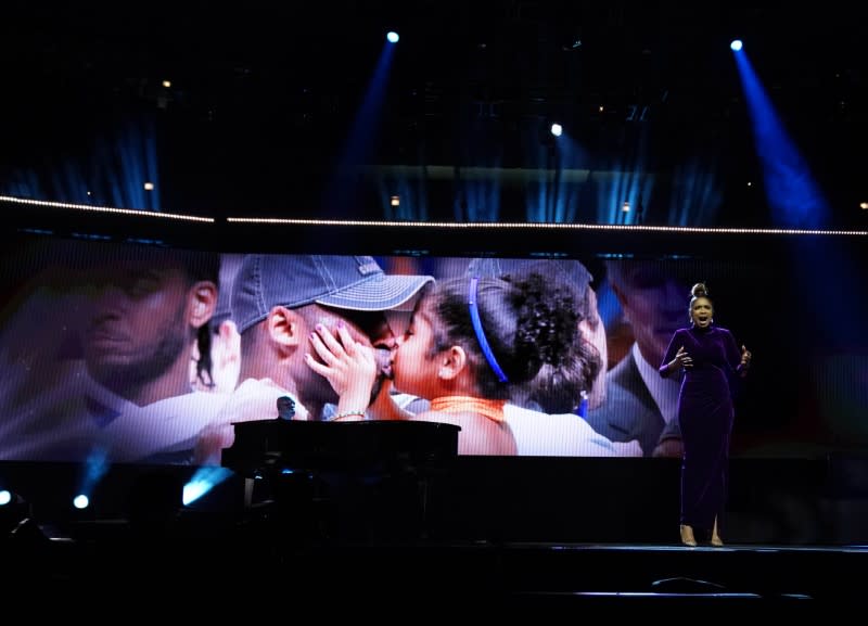 La artista Jennifer Hudson rinde homenaje a Kobe Bryant y Gianna Bryant antes del partido del All Star de la NBA del 2020 en el United Center el 16 de febrero de 2020en Chicago, Illinois, EEUU