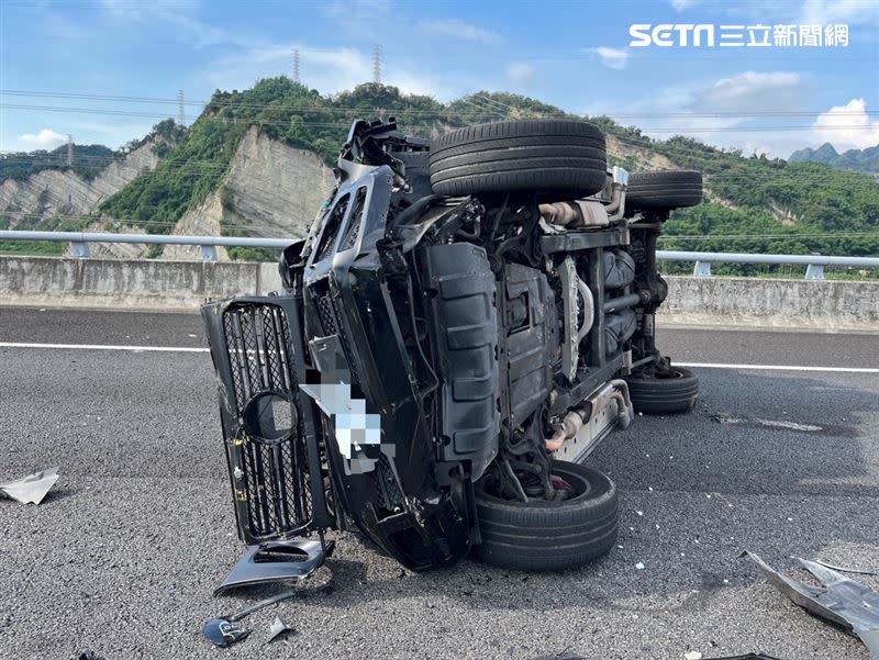 要價750萬起跳的賓士G-Class追撞緩撞車後，車頭嚴重扭曲變形。（圖／翻攝畫面）