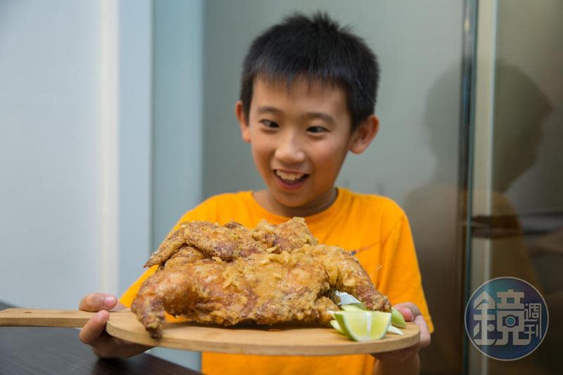 「spyci私宅咖哩炸雞店」的「黃金春雞」分量十足，居家防疫期間，適合外帶回家與家人共食。