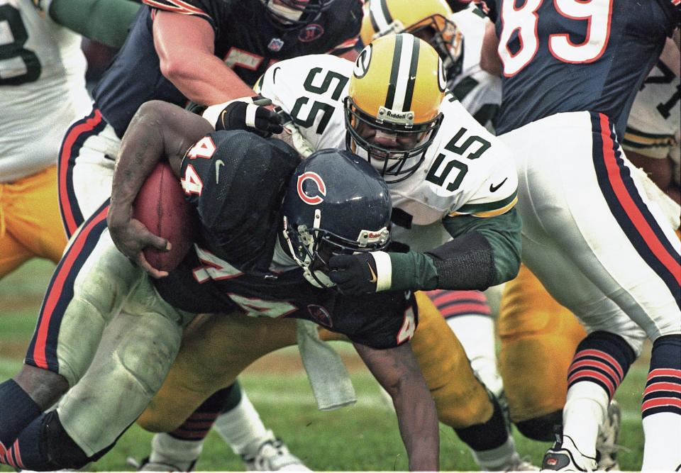 Packers linebacker Bernardo Harris wraps up Bears running back Curtis Enis.