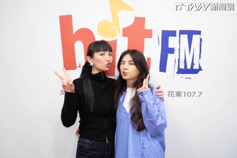 Ella（圖右）透露每次上台表演就會很緊張。（圖／Hit Fm聯播網提供）