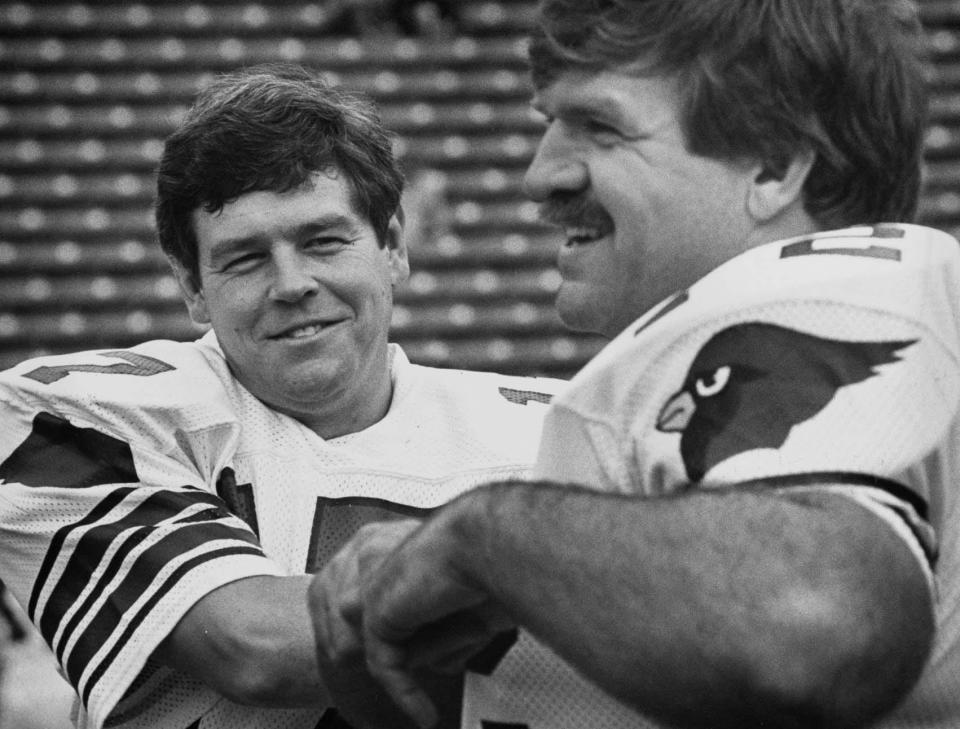 Offensive tackle Dan Dierdorf and quarterback Jim Hart, left, helped lead the Cardinals to a 31-11 record from 1974-1976.