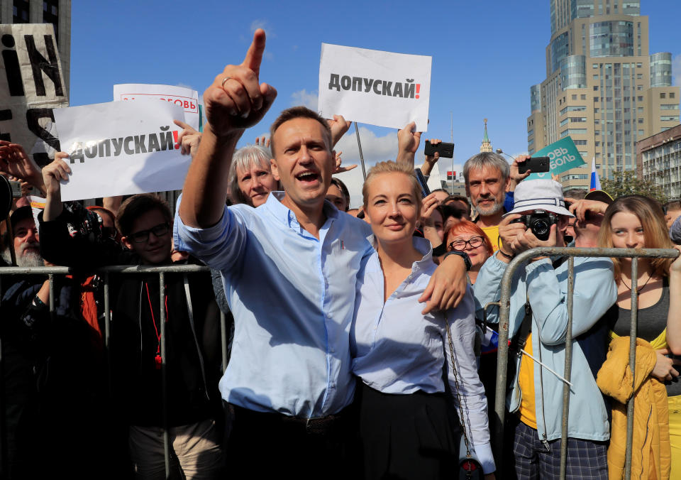 Russian opposition leader Alexei Navalny and his wife, Yulia, attend a rally in Moscow.