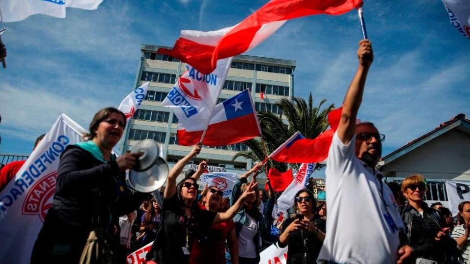 Protesta en Santiago de Chile. El aumento de los precios de los boletos del metro de Santiago de Chile desató protestas cada vez mayores contra la desigualdad social y el alto costo de la vida. Foto: Getty Images. 