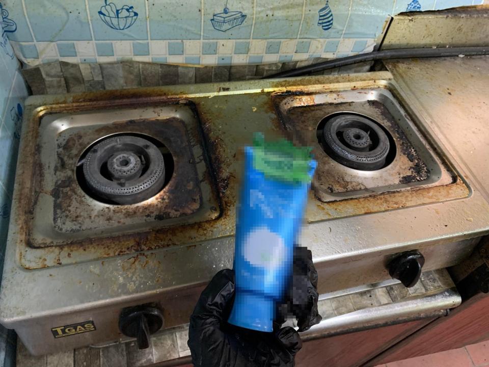 網友突發奇想拿不合用的洗面乳刷瓦斯爐。（圖／翻攝自「美妝界的尖叫雞-G老闆編哥」臉書）
